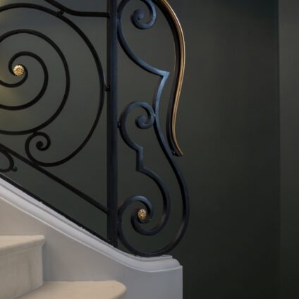 Architecture Décoration aménagement intérieur Château Saint Léger rampe escalier Agence Ducellier Devienne Paris